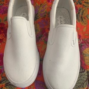 LUGZ Slip On White Canvas Sneakers 8 Wide